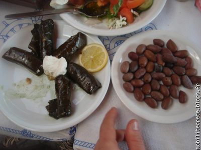 a gauche feuilles de vigne fourrees au riz, a droite olives