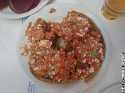 tomate, feta, poivron sur un pain greque